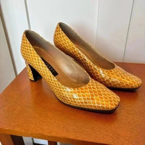 Stuart Weitzman Vintage Yellow Faux Snake Skin Heels- Size 8 - Picture 4 of 13